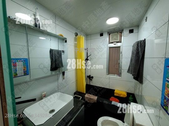 Yue Fat Building Sell 1 Bedroom , 1 Bathroom 302 ft² ( 28.1 m² )
