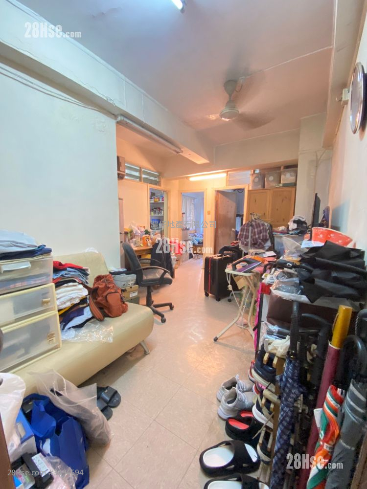 Hang Tak Building Sell 2 Bedrooms , 1 Bathroom 403 ft² ( 37.4 m² )