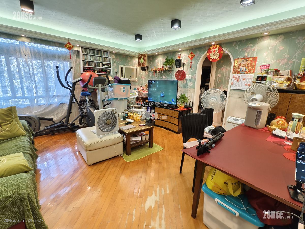 Yan Shing Court Sell 3 Bedrooms , 1 Bathroom 544 ft² ( 50.5 m² )