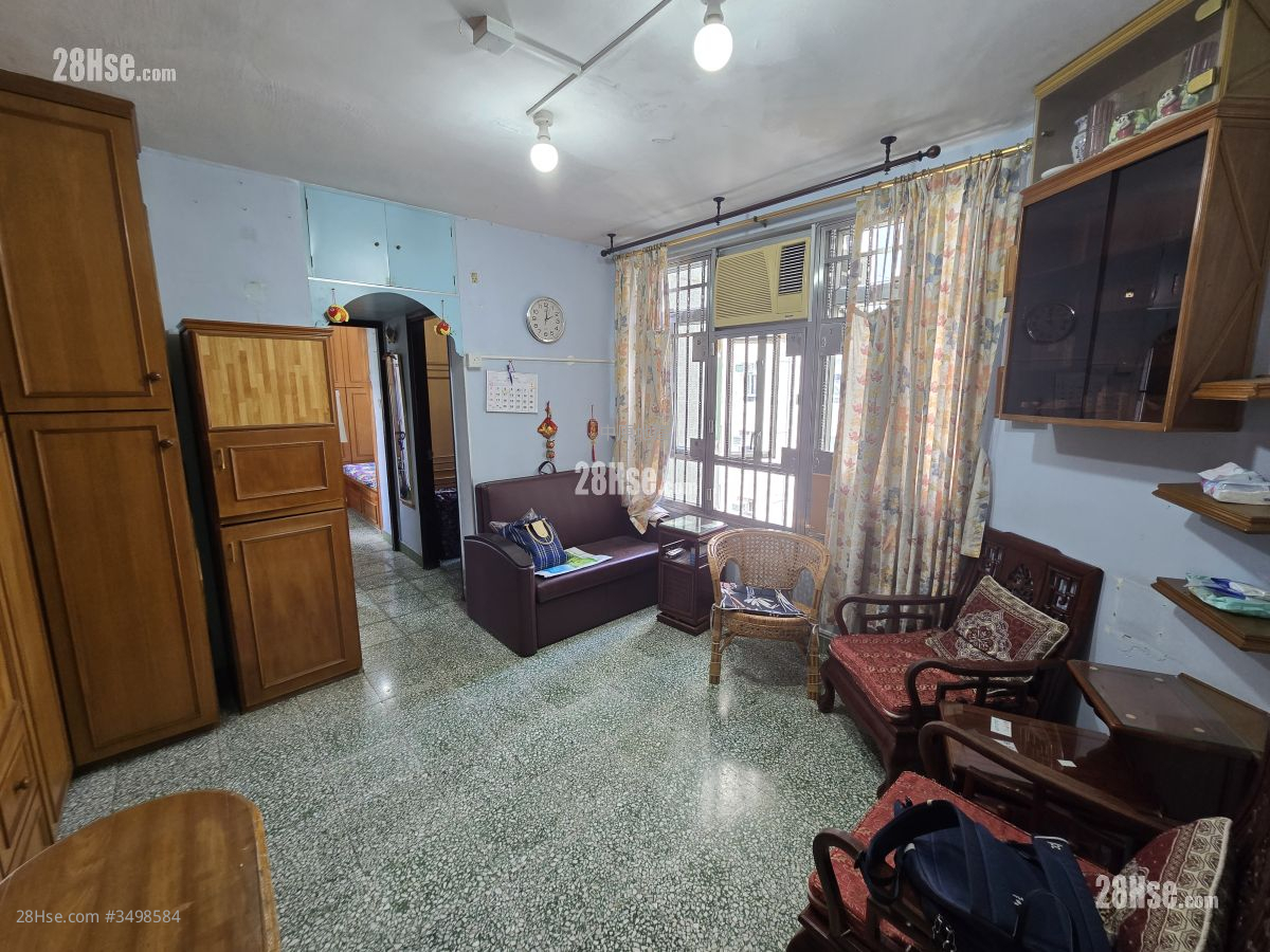 Holford Gardens Sell 2 Bedrooms , 1 Bathroom 409 ft² ( 38.0 m² )