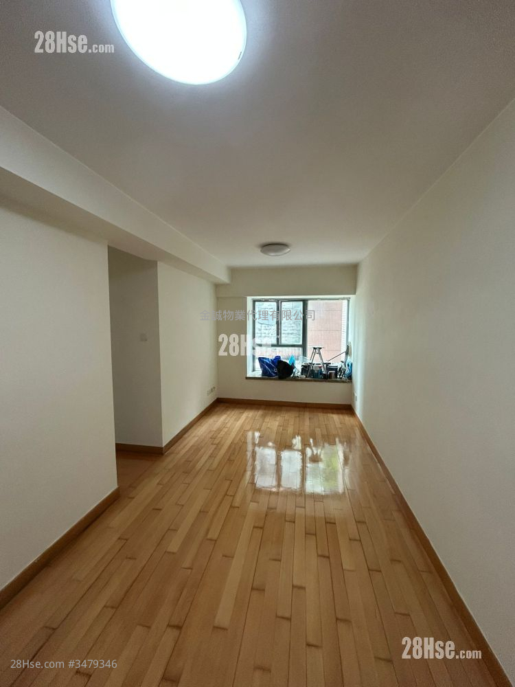 Queen's Terrace Rental 3 Bedrooms , 1 Bathroom 520 ft² ( 48.3 m² )