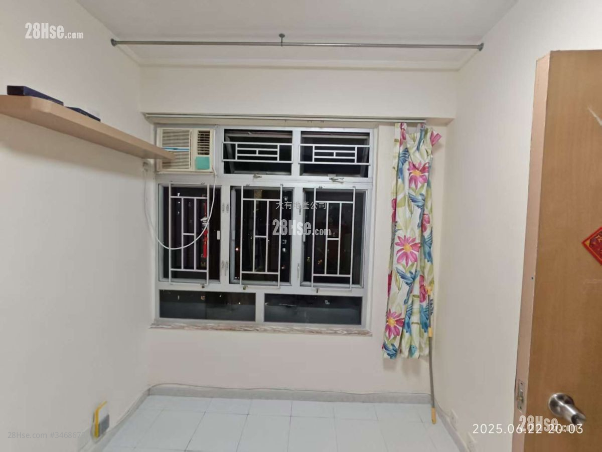 Man Fung Building Rental 2 Bedrooms , 1 Bathroom 255 ft² ( 23.7 m² )