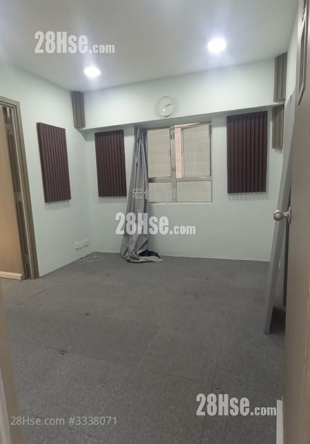 Max Trade Centre Rental 130 ft² ( 12.1 m² )
