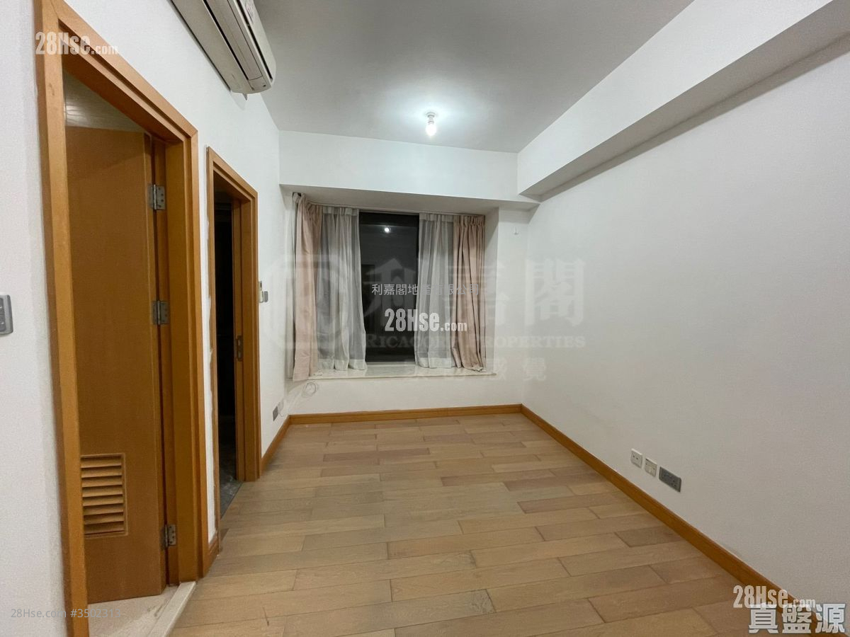 Sevilla Crest Sell 1 Bedroom , 1 Bathroom 217 ft² ( 20.2 m² )