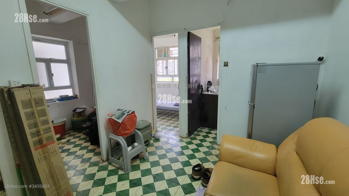 Chung Kin Building Sell 2 Bedrooms , 1 Bathroom 369 ft² ( 34.3 m² )