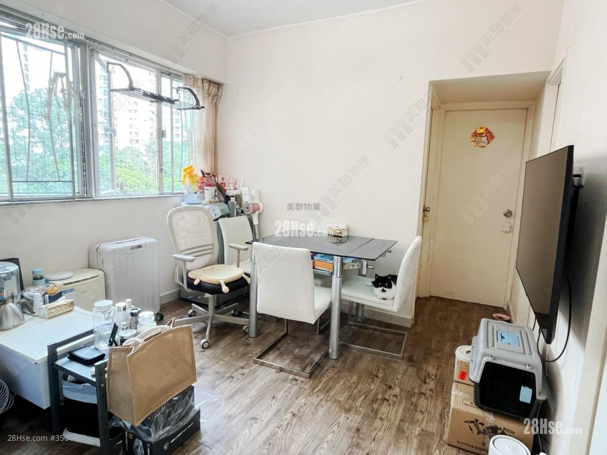 Greenknoll Court Sell 2 Bedrooms 456 ft² ( 42.4 m² )