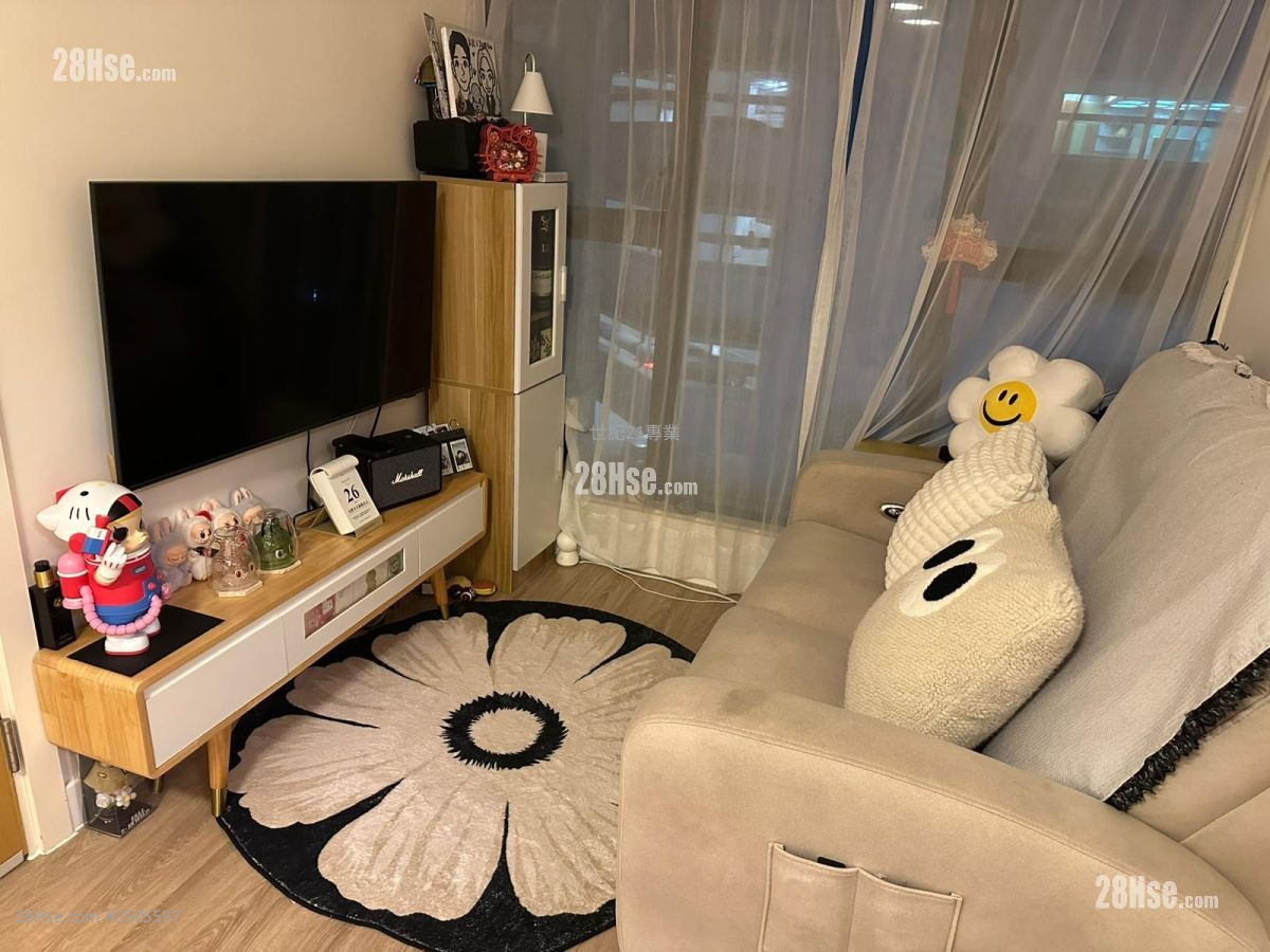 Legend Court Sell 2 Bedrooms , 1 Bathroom 307 ft² ( 28.5 m² )