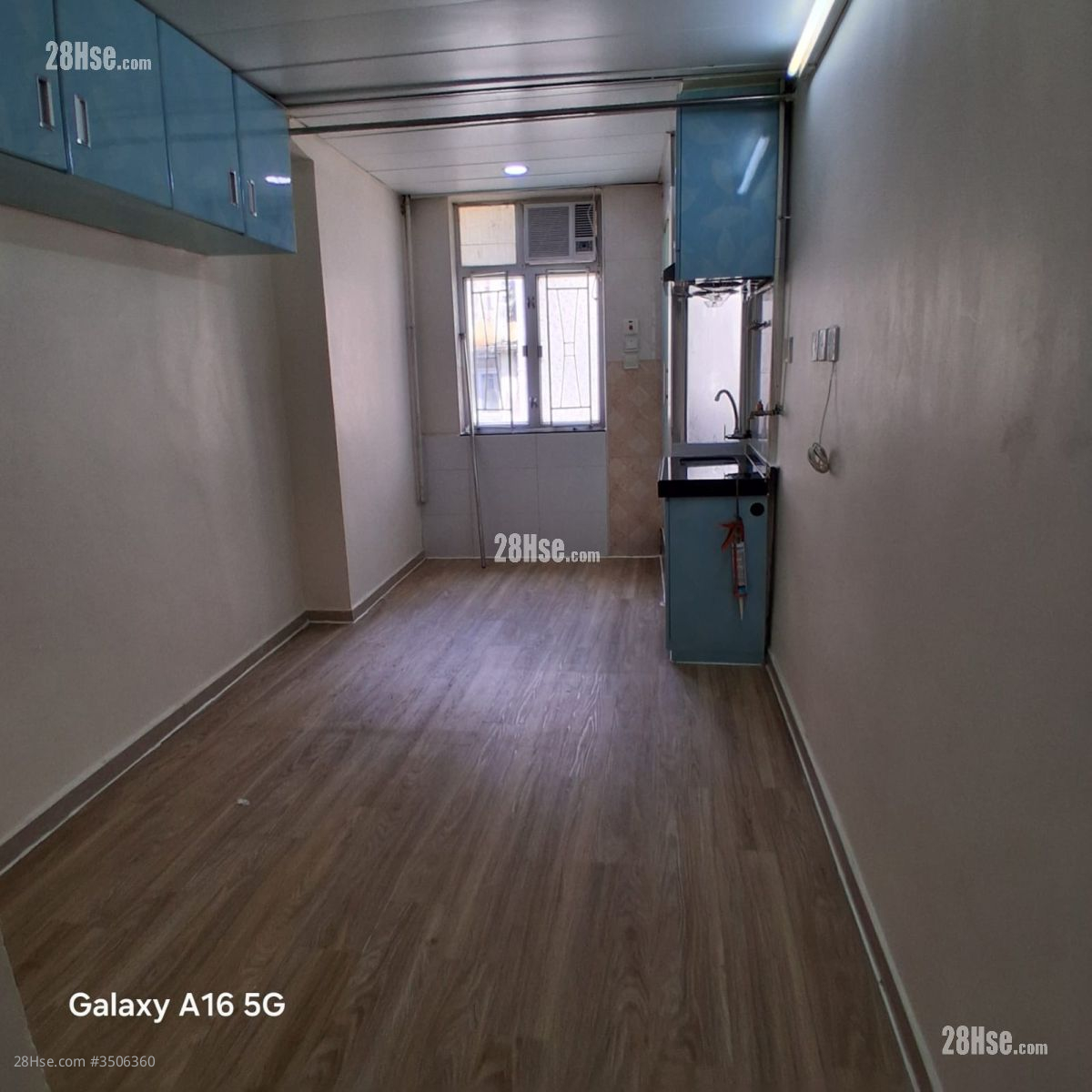 27 Man On Street Rental 100 ft² ( 9.3 m² )