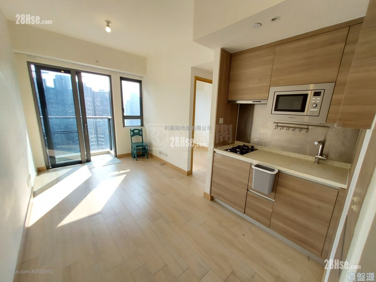 Victoria Skye Rental 438 ft² ( 40.7 m² )