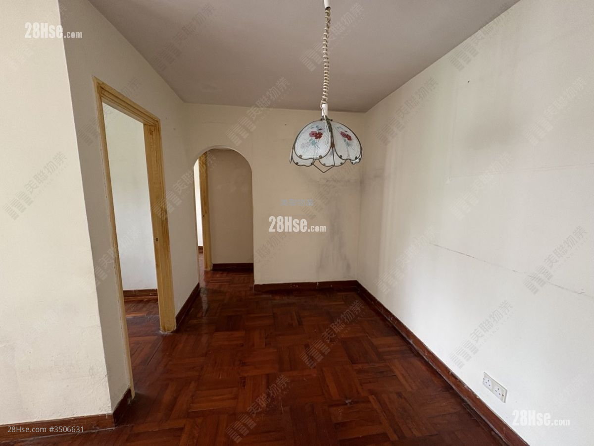 Kam On Court Sell 3 Bedrooms , 1 Bathroom 554 ft² ( 51.5 m² )