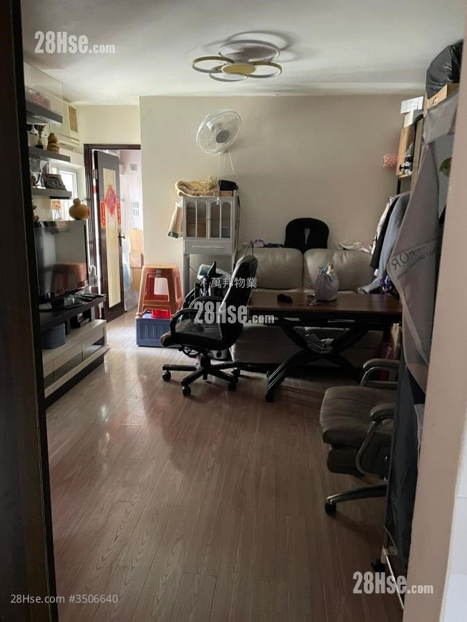 Chung Nga Court Sell 2 Bedrooms , 1 Bathroom 485 ft² ( 45.1 m² )