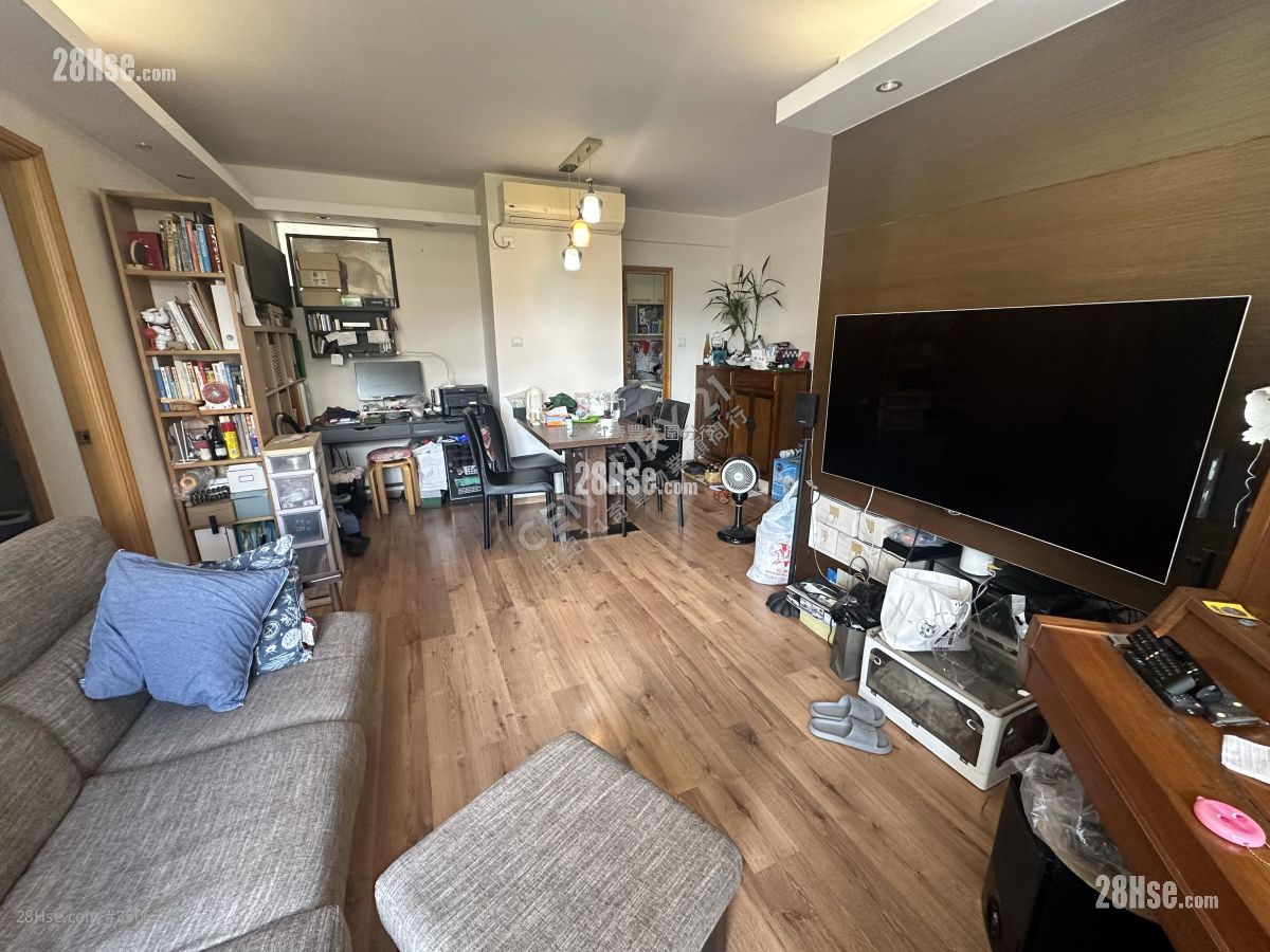 Man Lai Court Sell 3 Bedrooms , 2 Bathrooms 622 ft² ( 57.8 m² )