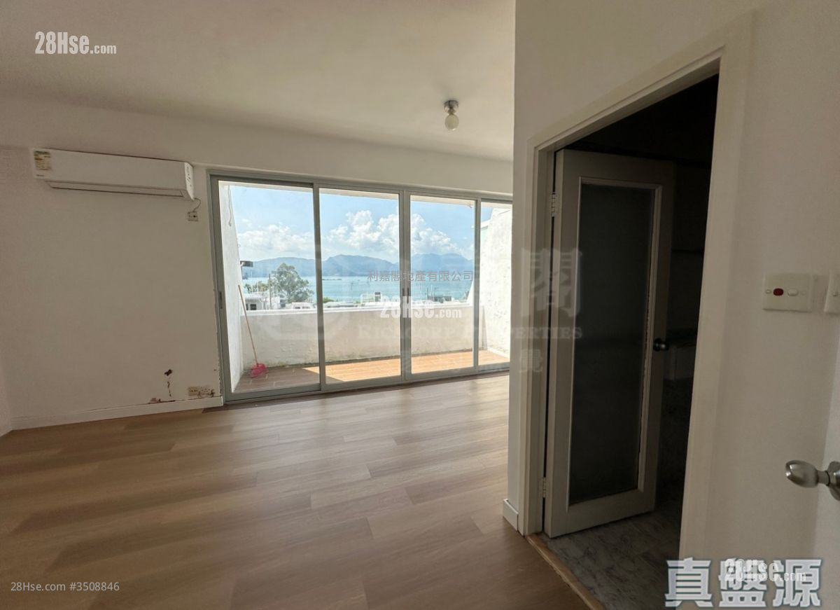 The Castle Bay Sell 3 Bedrooms 1,505 ft² ( 139.8 m² )