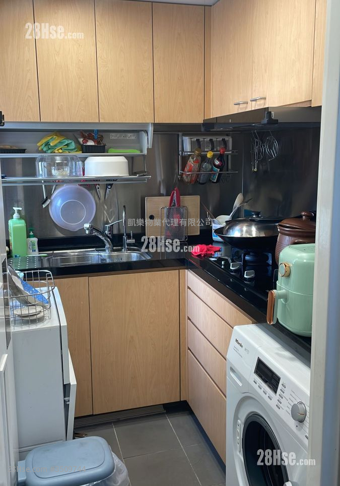 Choi Hing Court Sell 2 Bedrooms , 1 Bathroom 379 ft² ( 35.2 m² )
