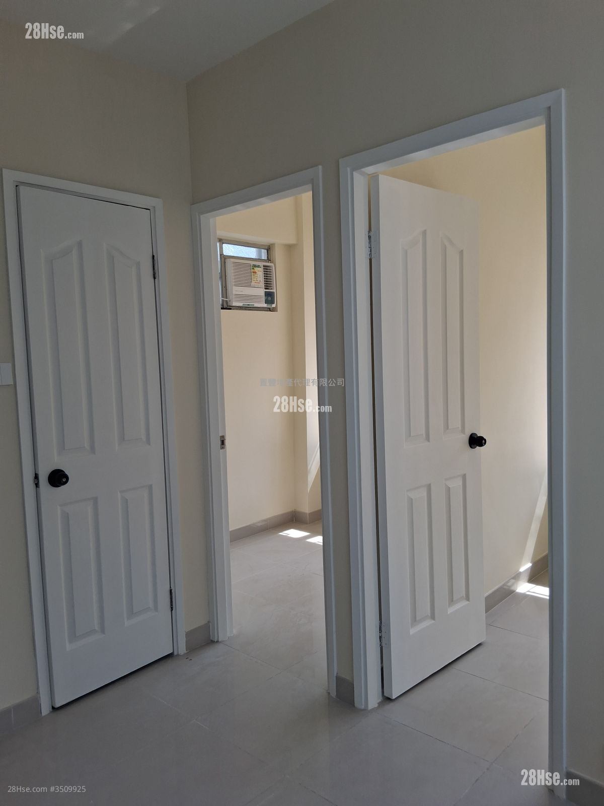 Man Fung Building Rental 2 Bedrooms , 1 Bathroom 252 ft² ( 23.4 m² )