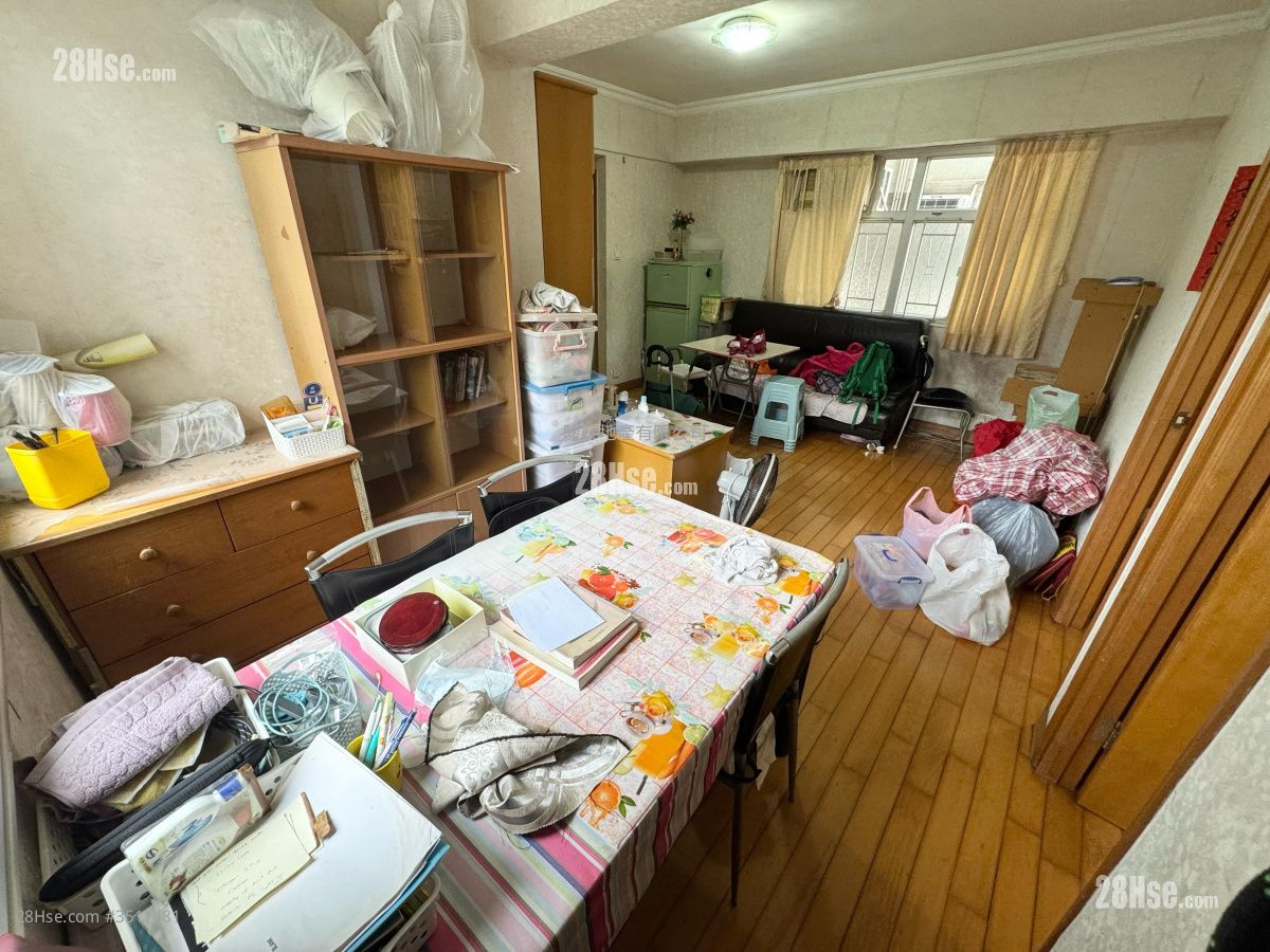 Tak Bo Building Sell 2 Bedrooms , 1 Bathroom 509 ft² ( 47.3 m² )