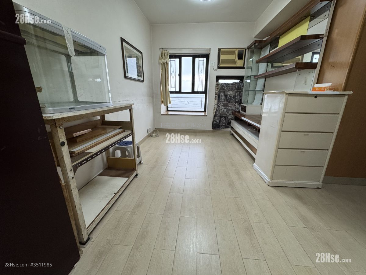 Yick Fung Garden Sell 3 Bedrooms 467 ft² ( 43.4 m² )