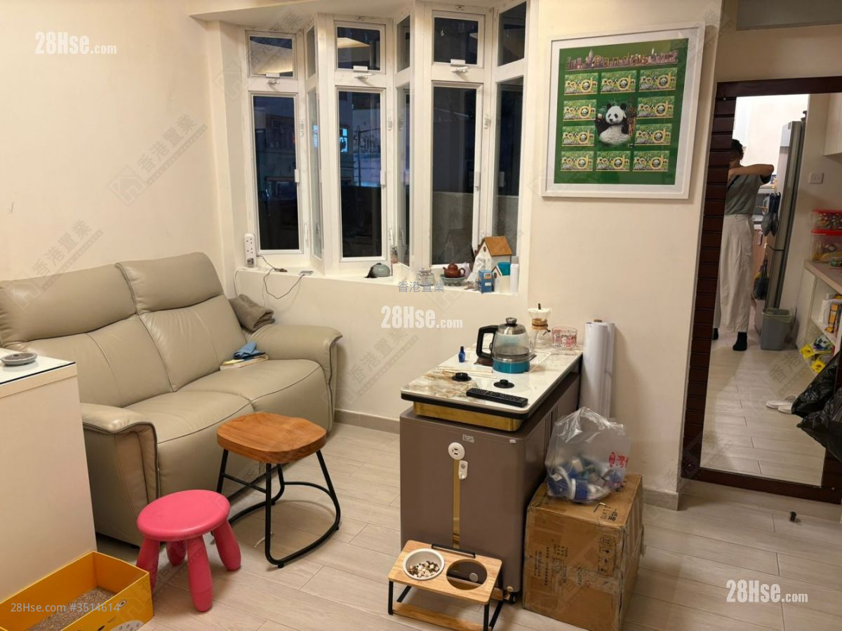 Man On House Sell 2 Bedrooms , 1 Bathroom 501 ft² ( 46.5 m² )