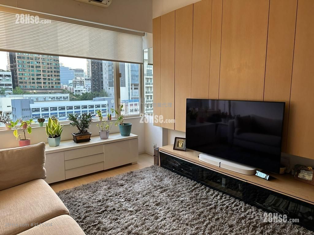 Crystal Court Rental 3 Bedrooms , 2 Bathrooms 712 ft² ( 66.1 m² )