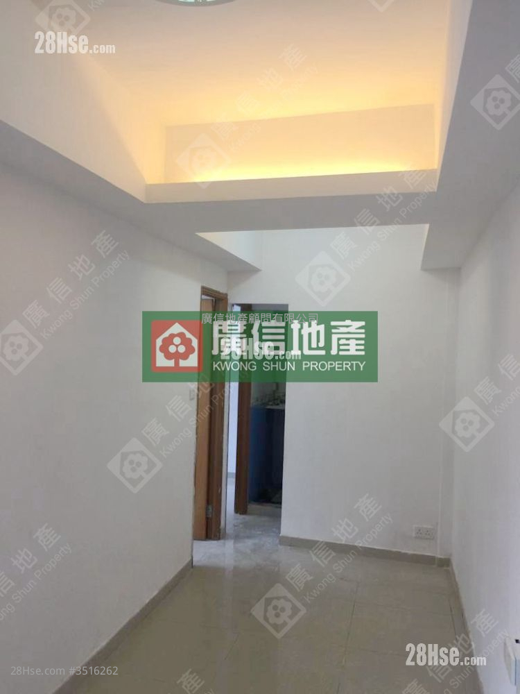 Yue Fat Building Sell 2 Bedrooms , 1 Bathroom 266 ft² ( 24.7 m² )