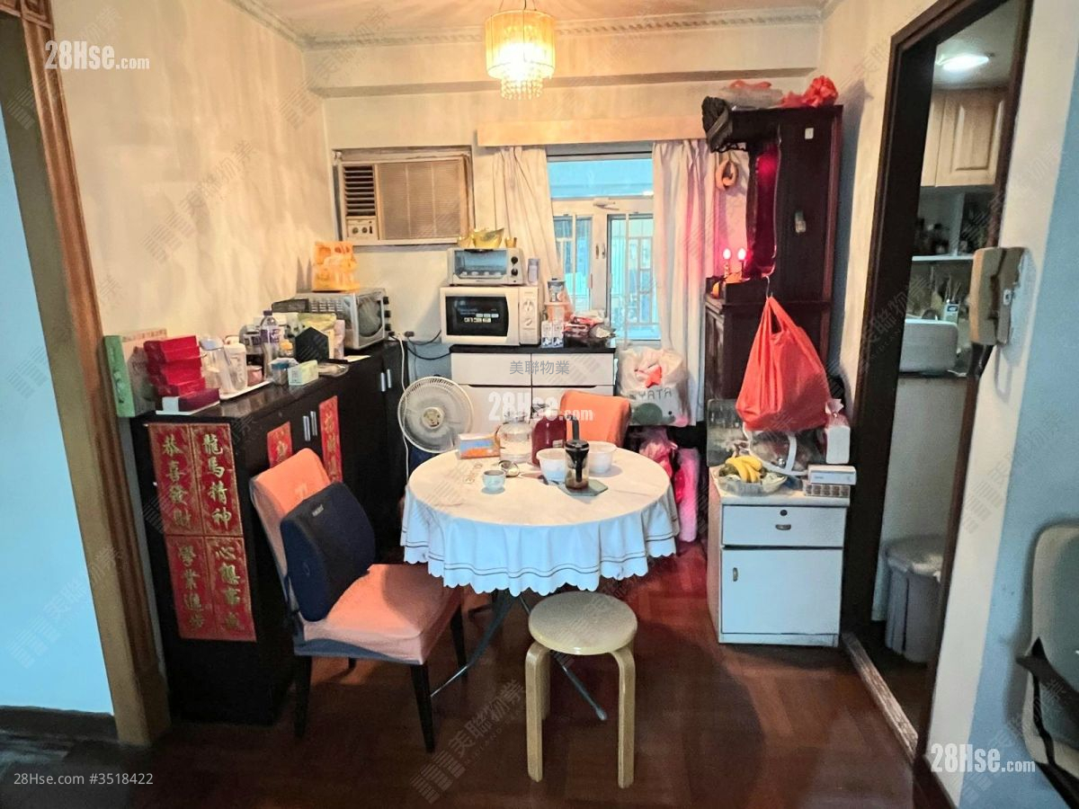 Sun Kwai Hing Gardens Sell 3 Bedrooms , 1 Bathroom 570 ft² ( 53.0 m² )