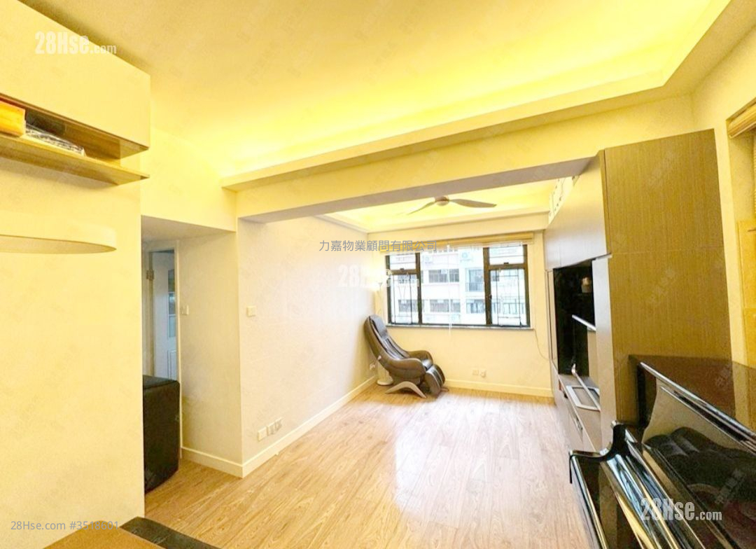 Ngan Tao Building Sell 2 Bedrooms , 1 Bathroom 604 ft² ( 56.1 m² )