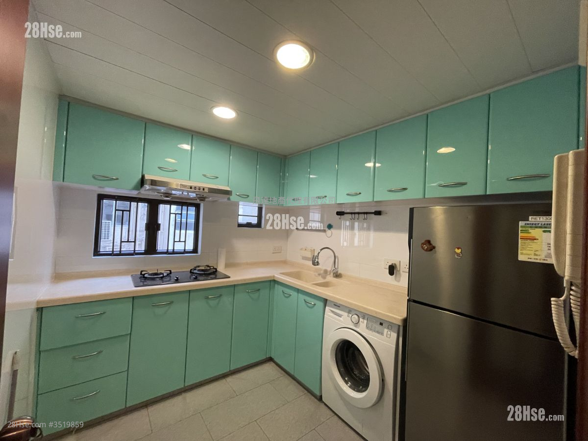 Phoenix Court Rental 2 Bedrooms , 1 Bathroom 557 ft² ( 51.7 m² )