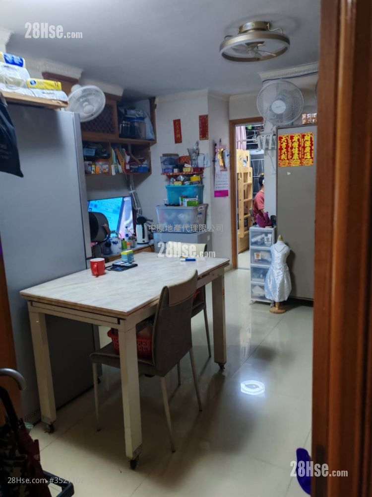On Shing Court Sell 2 Bedrooms 375 ft² ( 34.8 m² )