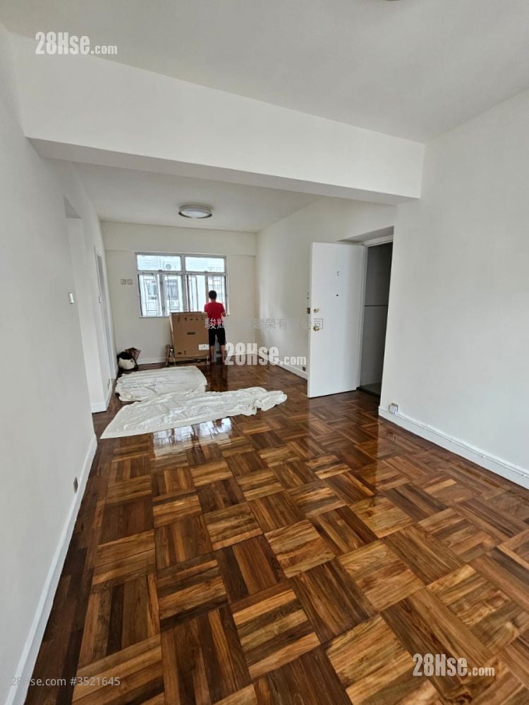 Crystal Court Rental 3 Bedrooms , 1 Bathroom 698 ft² ( 64.8 m² )
