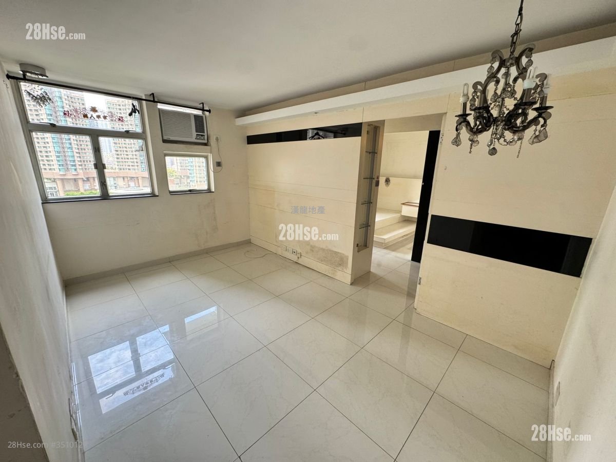 Charming Garden Sell 2 Bedrooms , 1 Bathroom 431 ft² ( 40.0 m² )