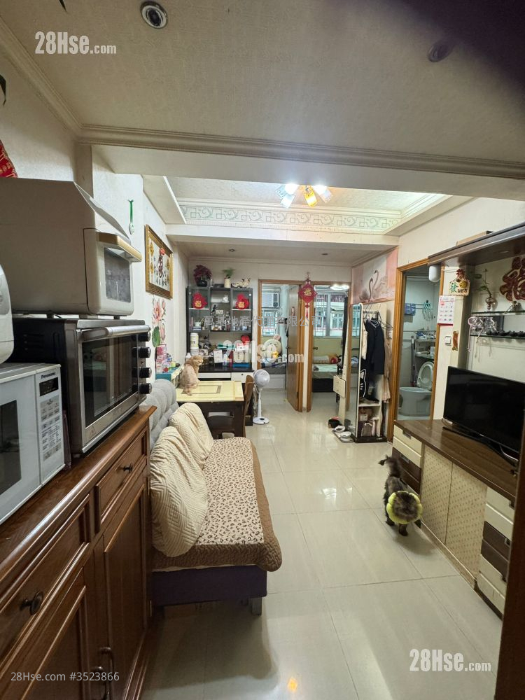 Kwong Fung Building Sell 3 Bedrooms , 1 Bathroom 369 ft² ( 34.3 m² )