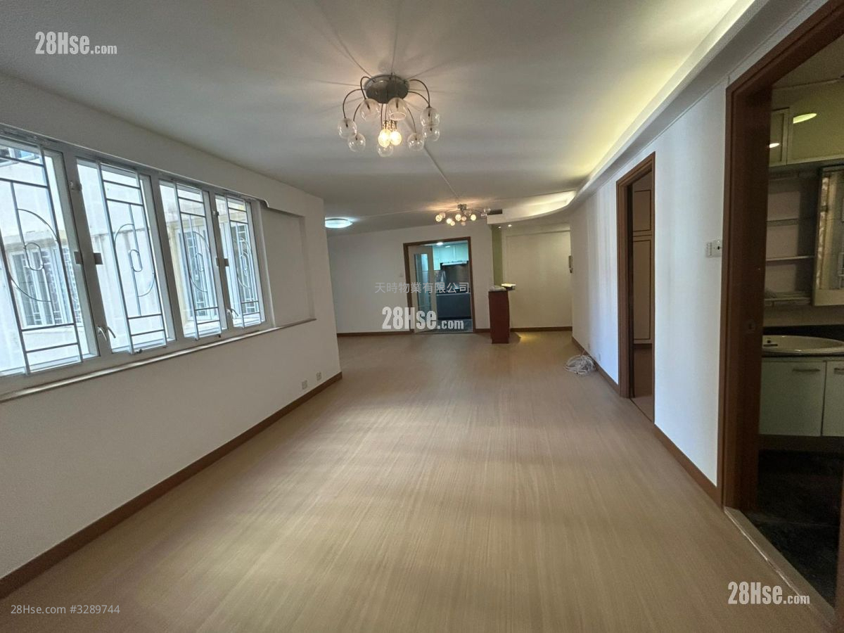Bedford Gardens Sell 4 Bedrooms , 2 Bathrooms 1,160 ft² ( 107.8 m² )