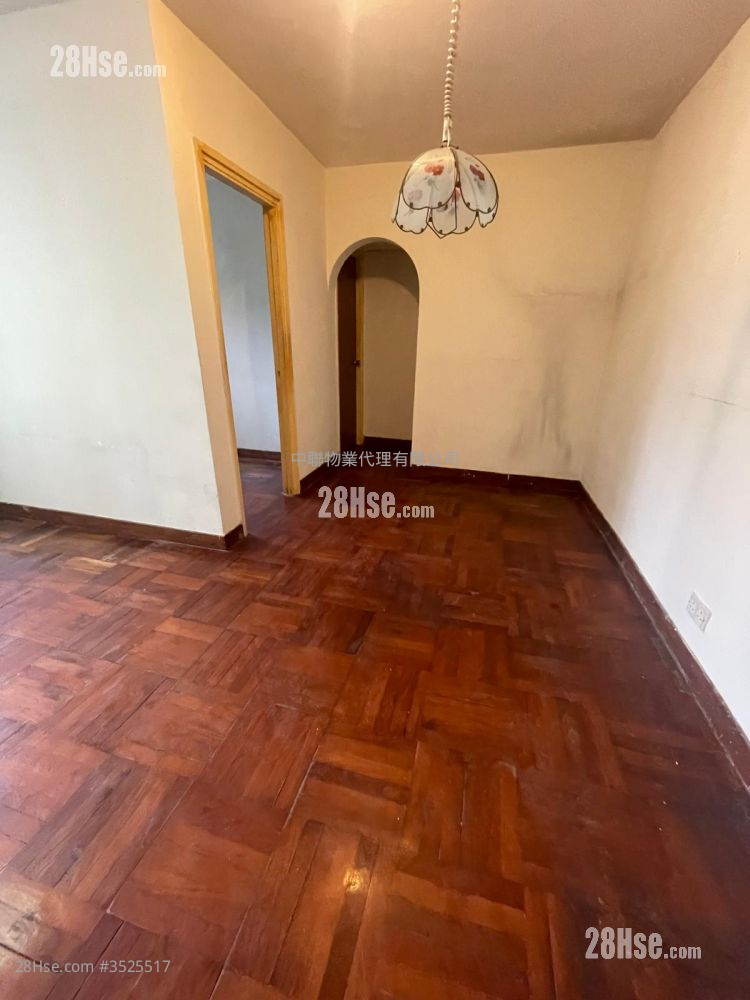 Kam On Court Sell 3 Bedrooms , 1 Bathroom 554 ft² ( 51.5 m² )