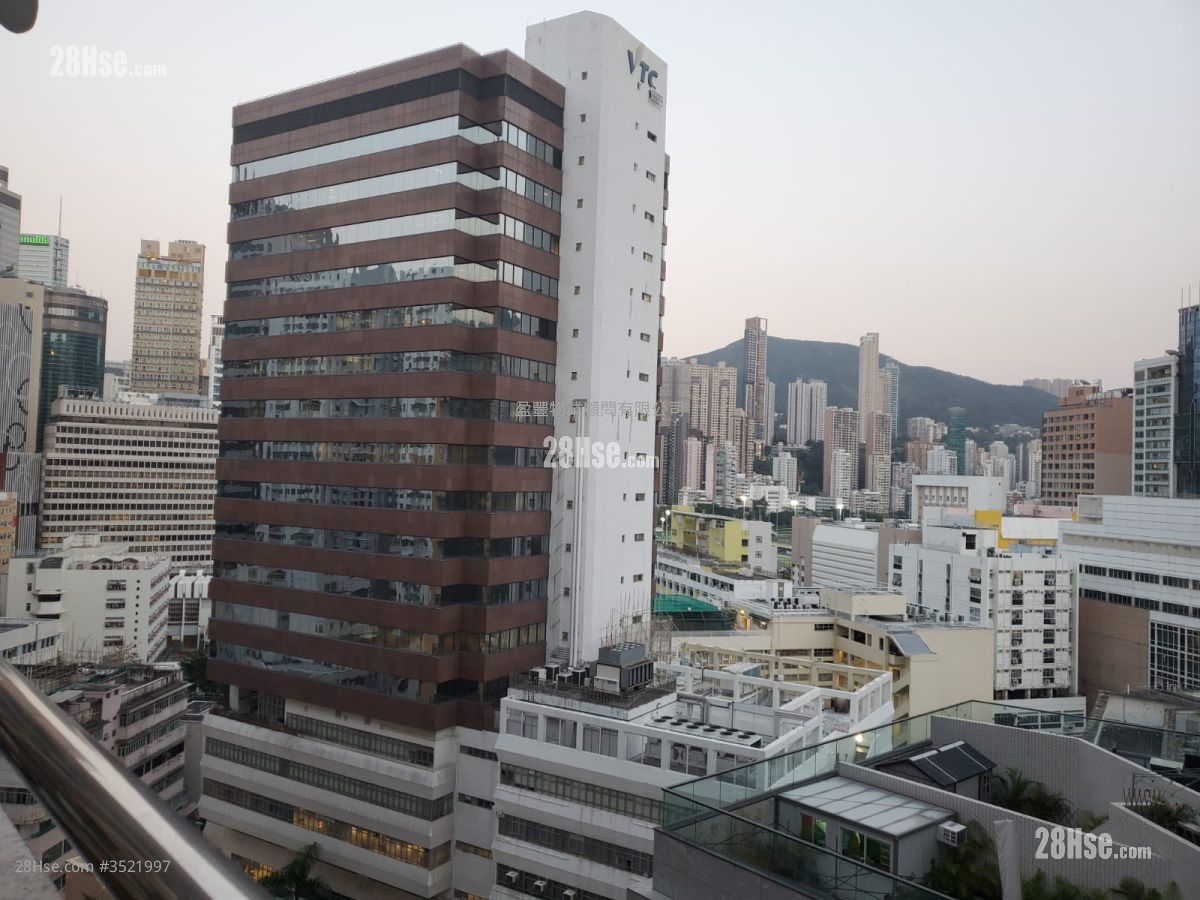 Man On House Sell Studio , 1 Bathroom 355 ft² ( 33.0 m² )