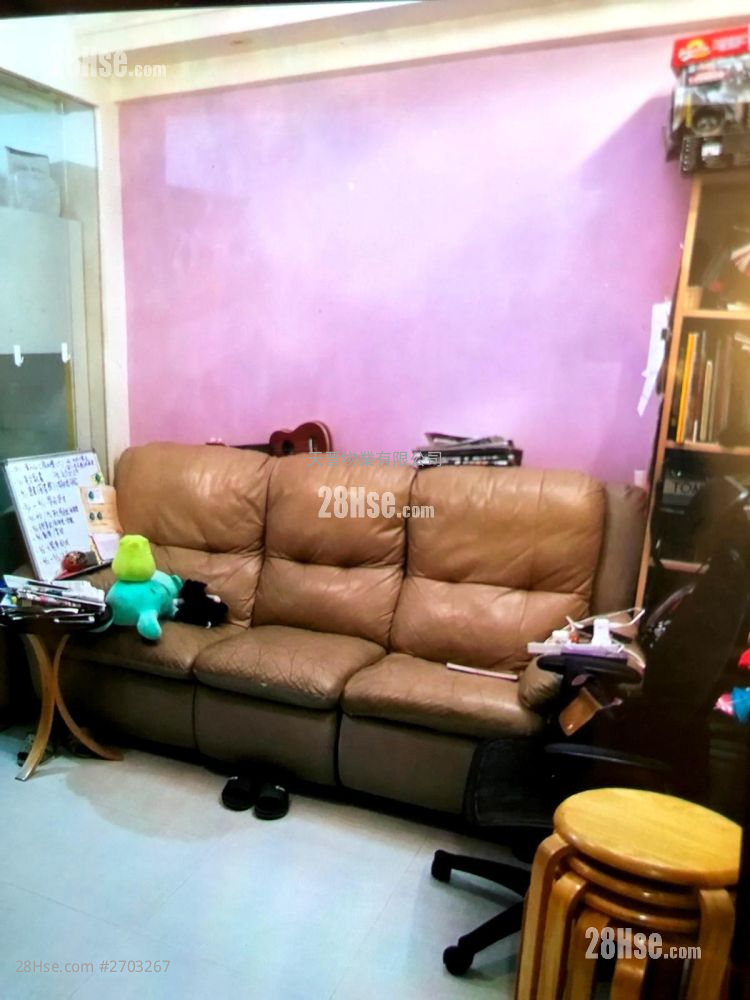 Wah Fat Building Sell 2 Bedrooms , 1 Bathroom 315 ft² ( 29.3 m² )