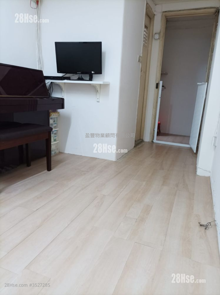 Sze Lai Building Sell 3 Bedrooms , 2 Bathrooms 446 ft² ( 41.4 m² )