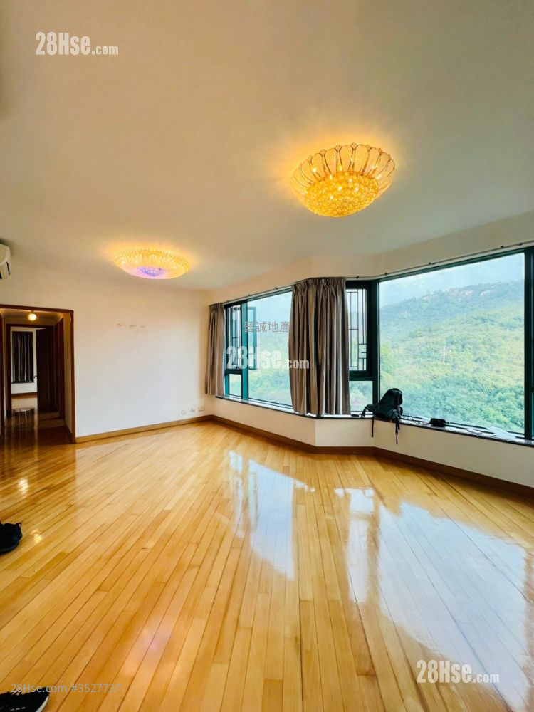 Palatial Coast Rental 4 Bedrooms , 2 Bathrooms 880 ft² ( 81.8 m² )