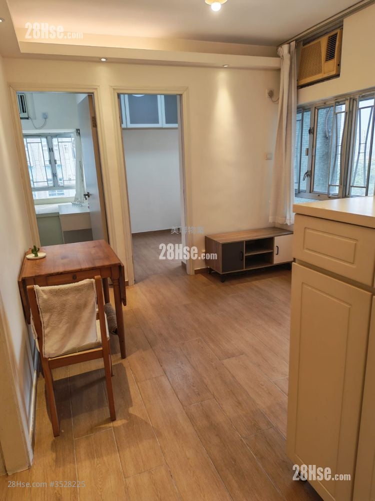 Kam Wah Garden Sell 2 Bedrooms , 1 Bathroom 348 ft² ( 32.3 m² )
