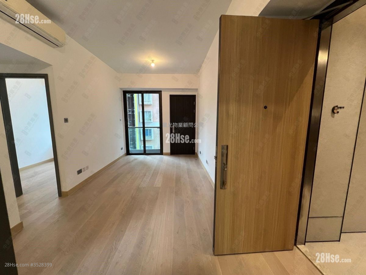 The Uptown Sell 708 ft² ( 65.8 m² )
