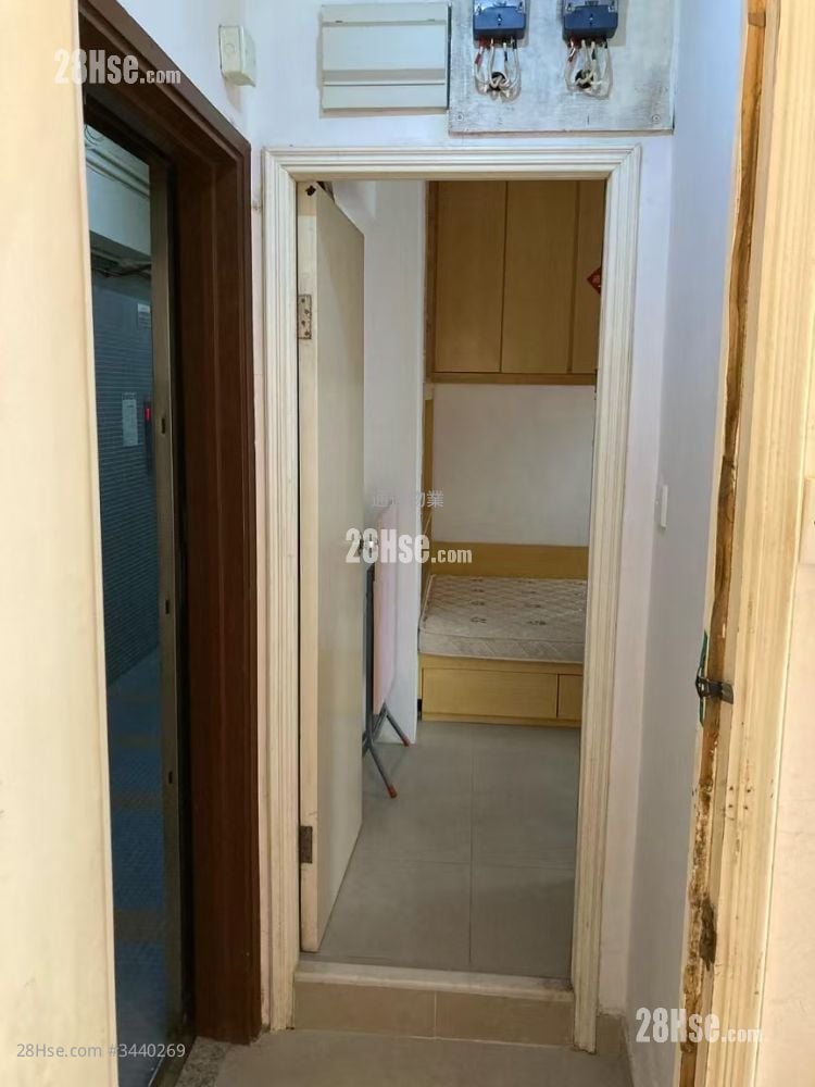 Wo Fat Building Sell 2 Bedrooms , 1 Bathroom 258 ft² ( 24.0 m² )