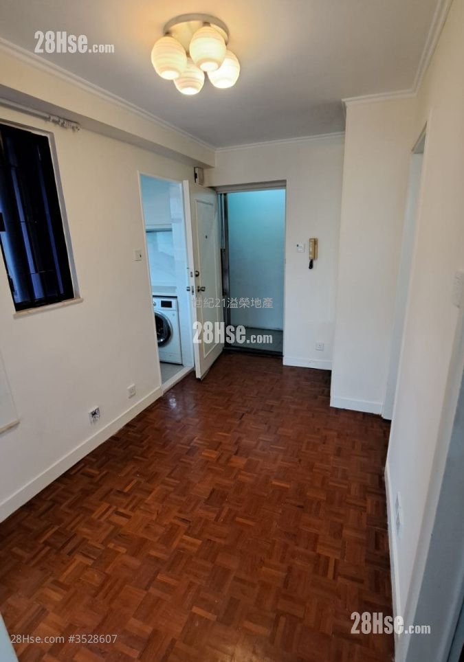 Metro Hermitage Sell 2 Bedrooms , 1 Bathroom 263 ft² ( 24.4 m² )