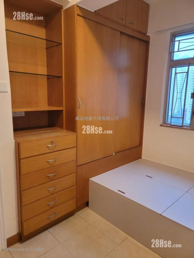 Wah Po Building Rental 3 Bedrooms , 1 Bathroom 406 ft² ( 37.7 m² )