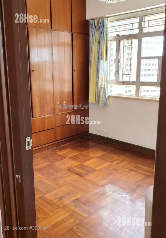 Wah Fung Gardens Sell 3 Bedrooms , 2 Bathrooms 716 ft² ( 66.5 m² )