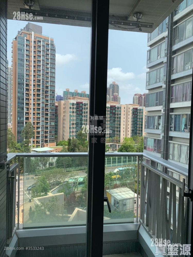 The Reach Sell 2 Bedrooms , 1 Bathroom 426 ft² ( 39.6 m² )