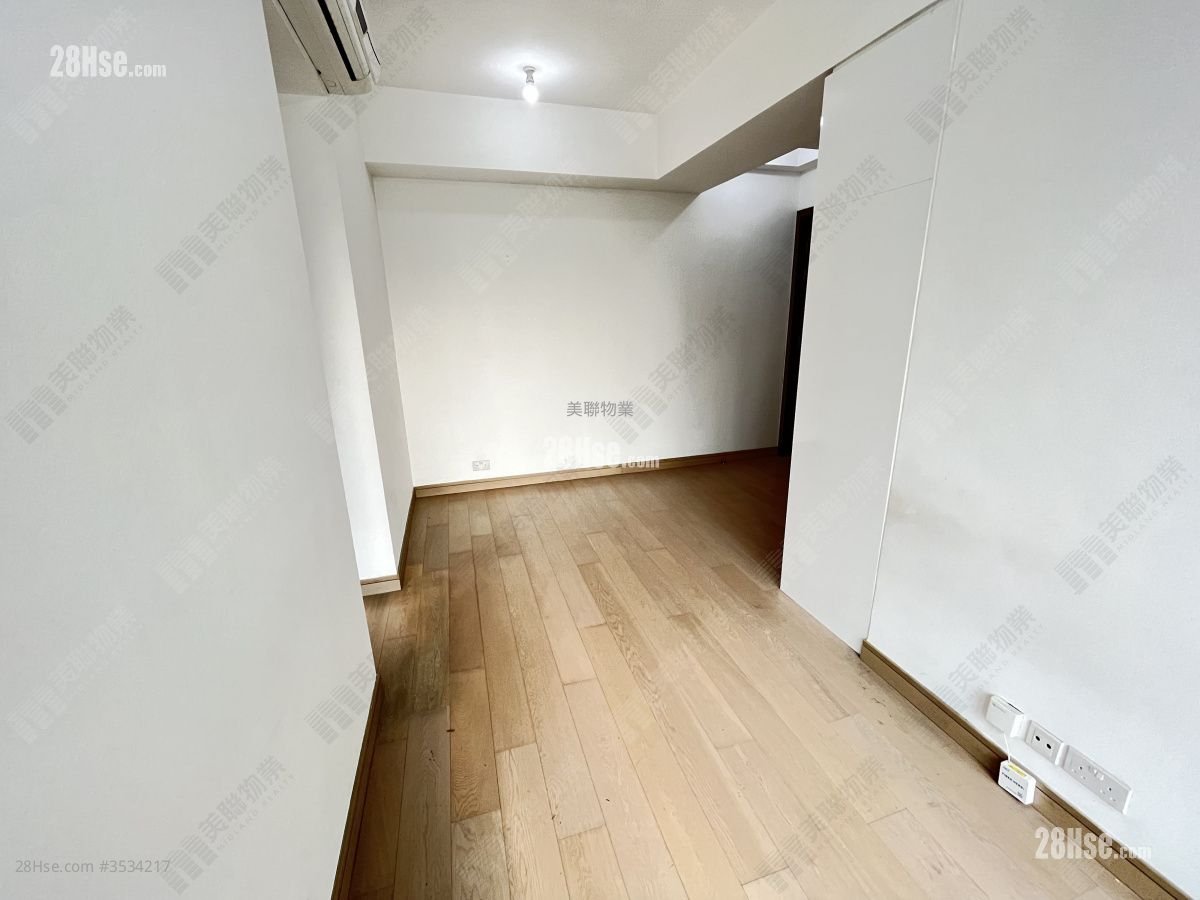 The Reach Sell 2 Bedrooms , 1 Bathroom 426 ft² ( 39.6 m² )