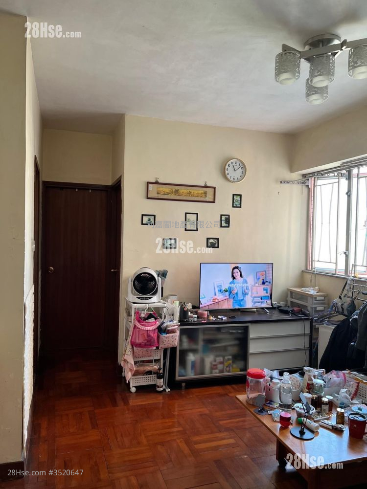 Greenknoll Court Sell 2 Bedrooms 456 ft² ( 42.4 m² )