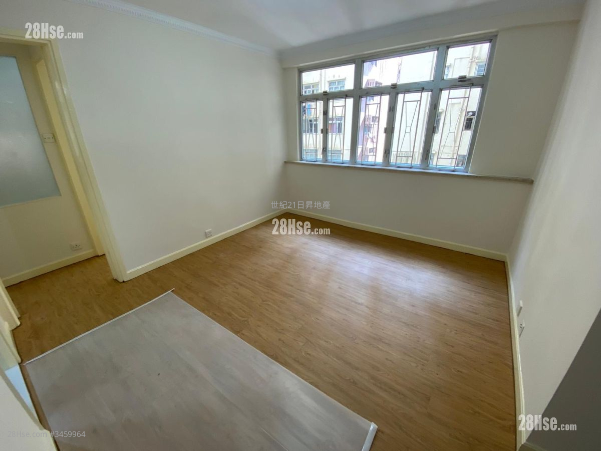 Bedford Gardens Sell 2 Bedrooms , 1 Bathroom 542 ft² ( 50.4 m² )