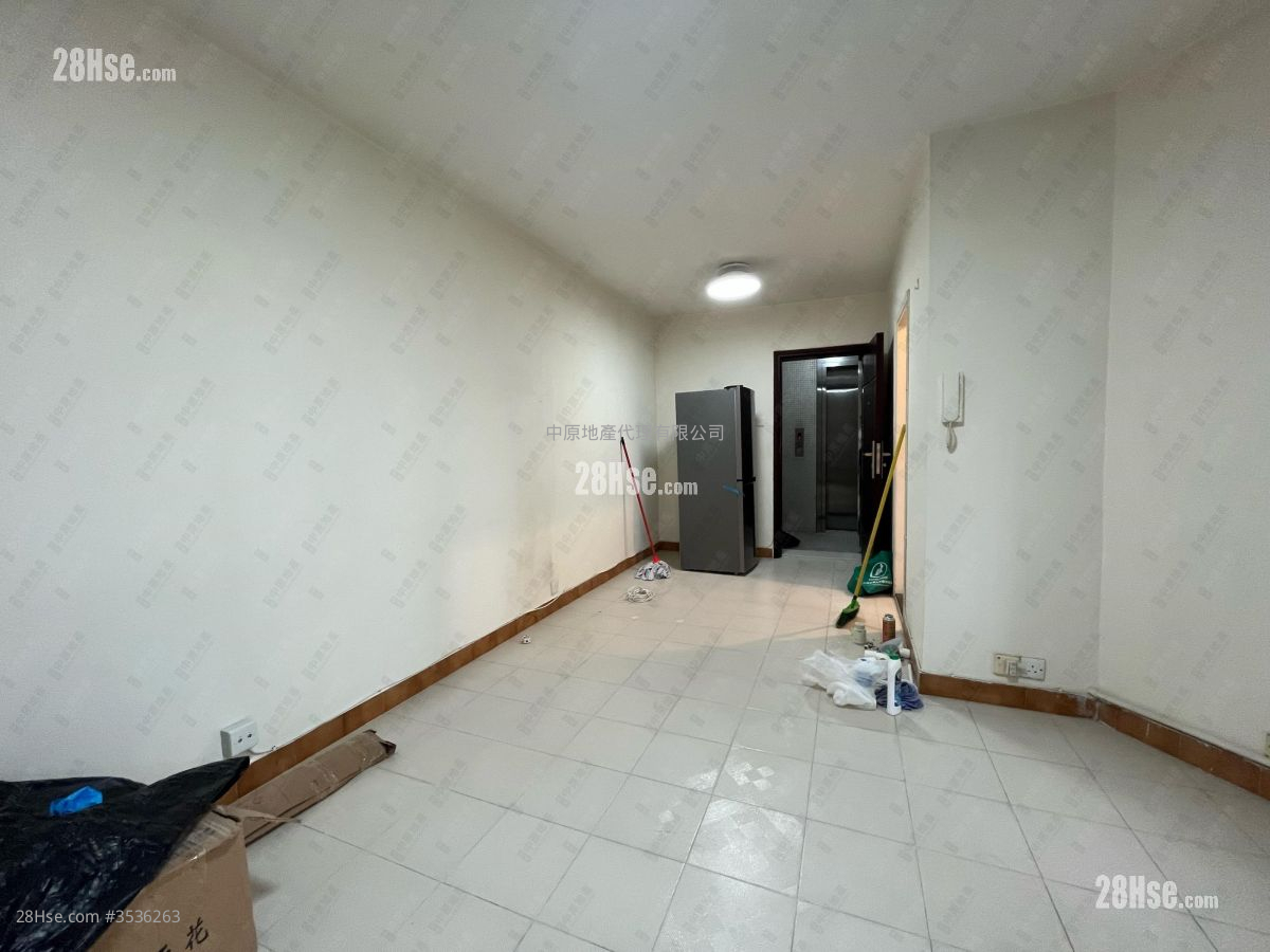 Holford Gardens Rental 2 Bedrooms , 1 Bathroom 454 ft² ( 42.2 m² )