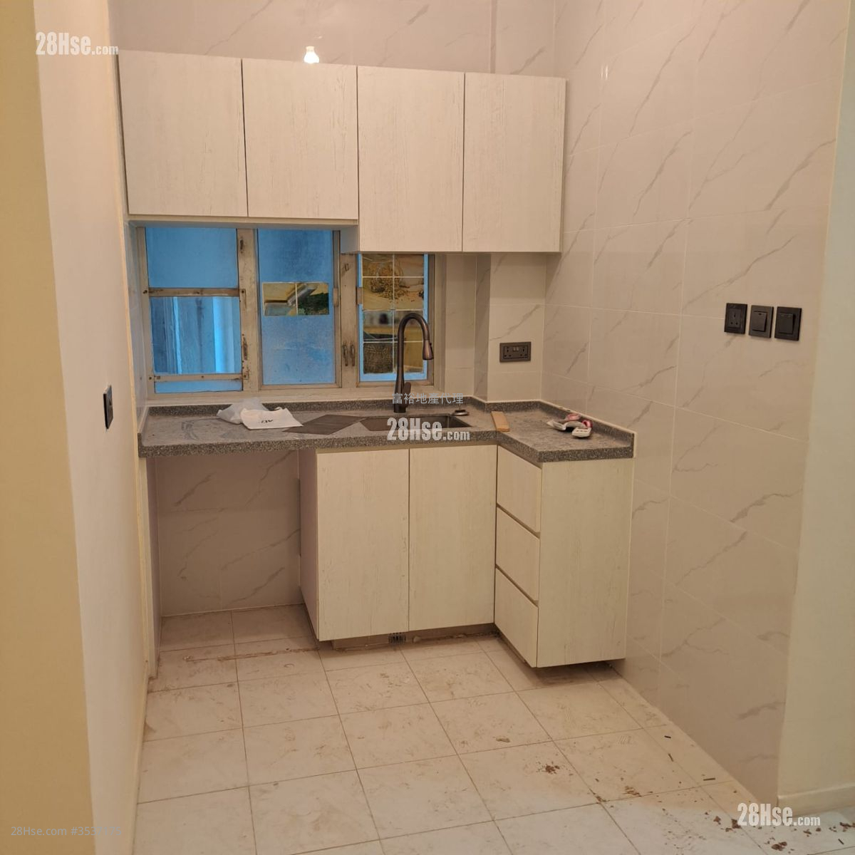 32-42A Tseuk Luk Street Rental 1 Bedroom , 1 Bathroom 250 ft² ( 23.2 m² )