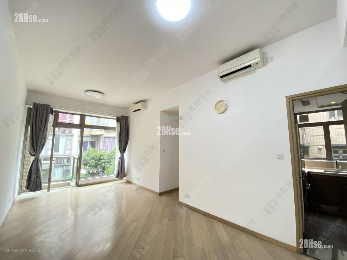 The Woodsville Rental 806 ft² ( 74.9 m² )